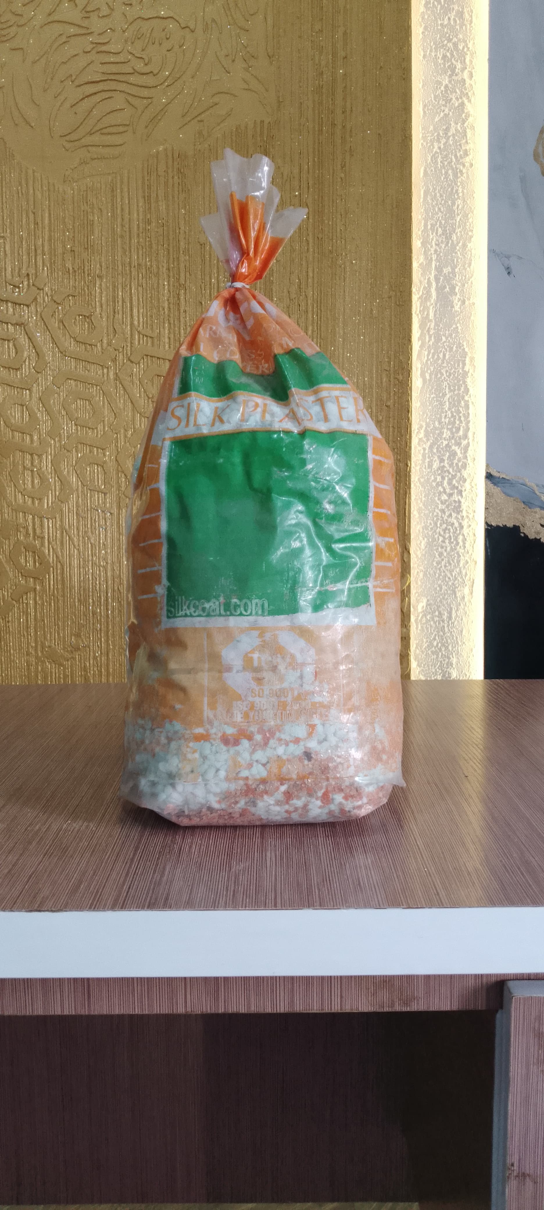 Silk plaster